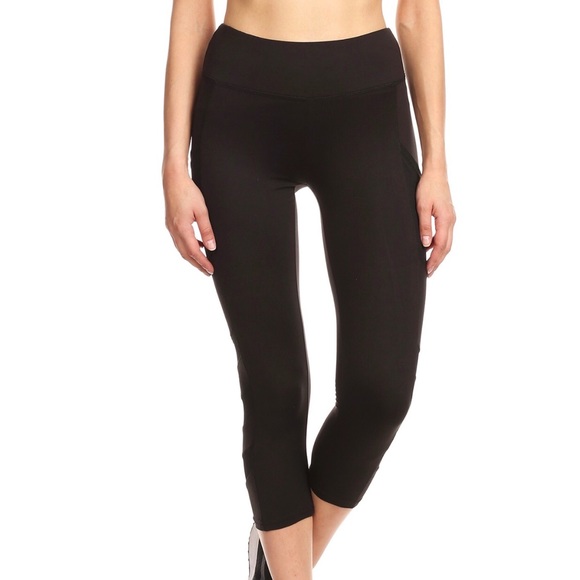 BLACK CROPPED LEGGINGS W/ MESH PANELS AND POCKETS - Picture 4 of 5